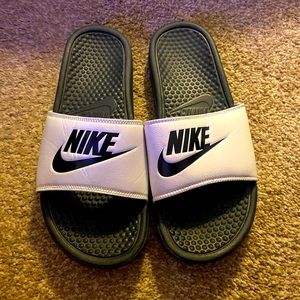 Nike size 10 Men’s sandals